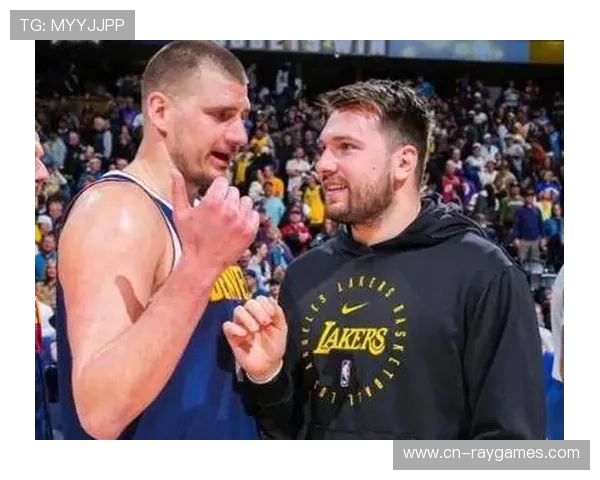 全明星正赛世界队更衣室，约基奇与东契奇商讨战术配合